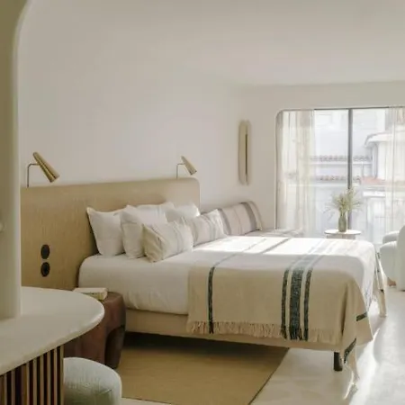 & Belle Hotel